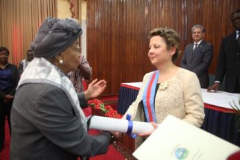 President Sirleaf salutes honored U.S. Ambassador Christine Elder